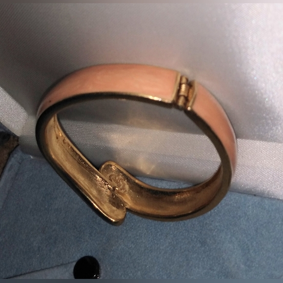 Vintage "Trifari" Gold Toned & Pink Enamel Hinged Bangle Clamper Cuff Bracelet - Picture 4 of 5